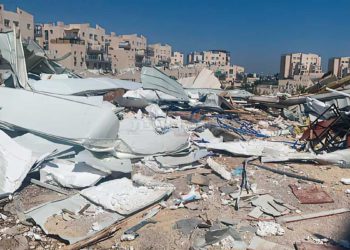 Sinagoga Beit Shemesh demolida con rollo de la Torá en su interior