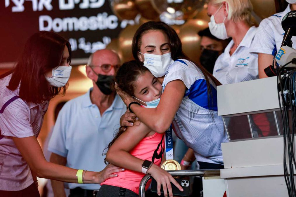 La campeona olímpica Linoy Ashram es recibida como héroe en su regreso a Israel