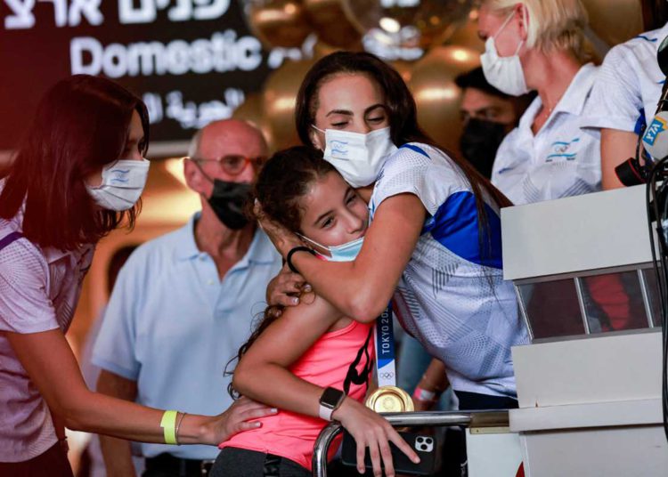 La campeona olímpica Linoy Ashram es recibida como héroe en su regreso a Israel