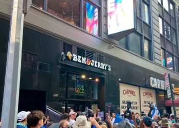 Decenas de personas marchan hacia la tienda de Ben & Jerry's en Times Square exigiendo que "acabe con el odio a los judíos"