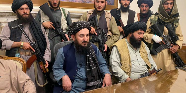Los talibanes irrumpen en el palacio presidencial de Kabul, culminando la sorprendente toma de posesión de Afganistán