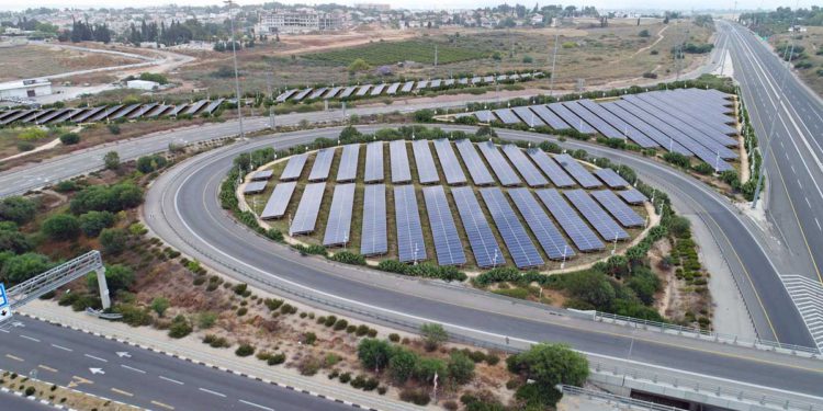 Israel saca a concurso la instalación de paneles solares en 3 intercambiadores