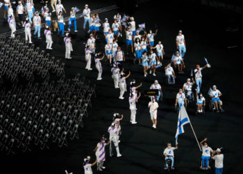 Atletas israelíes desfilan en un estadio de Tokio vacío en el inicio de los Juegos Paralímpicos