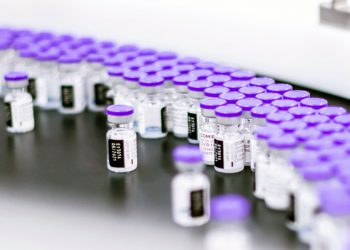 Pfizer presenta datos clínicos de tercera dosis a la FDA para su autorización
