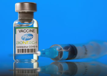 La FDA aprueba plenamente la vacuna COVID-19 de Pfizer para mayores de 16 años