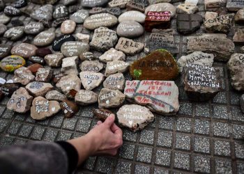 Argentinos recurren a una tradición judía para marcar las 100.000 muertes por Covid