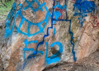 Escaladores borran pinta antisemita en una roca de Colorado