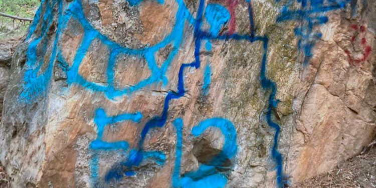 Escaladores borran pinta antisemita en una roca de Colorado