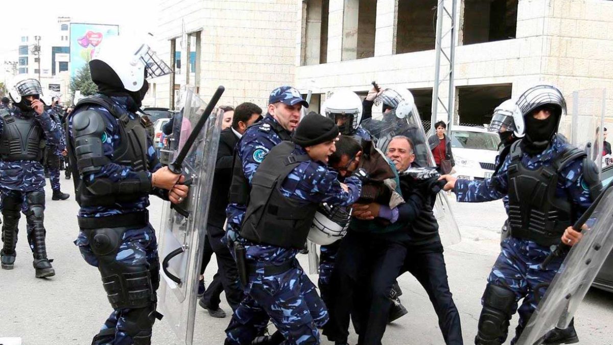 Policía de la Autoridad Palestina ataca a dos periodistas del Washington Post