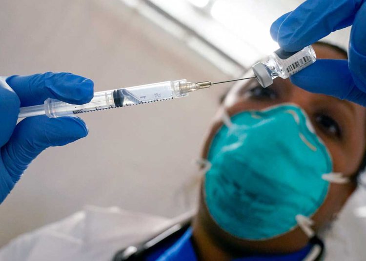 EE. UU. aprueba vacuna de refuerzo para personas con sistemas inmunitarios debilitados