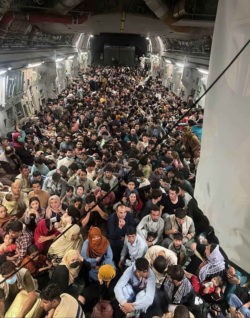 Impactante foto muestra 640 afganos huyendo de Kabul en un avión militar de EE.UU.