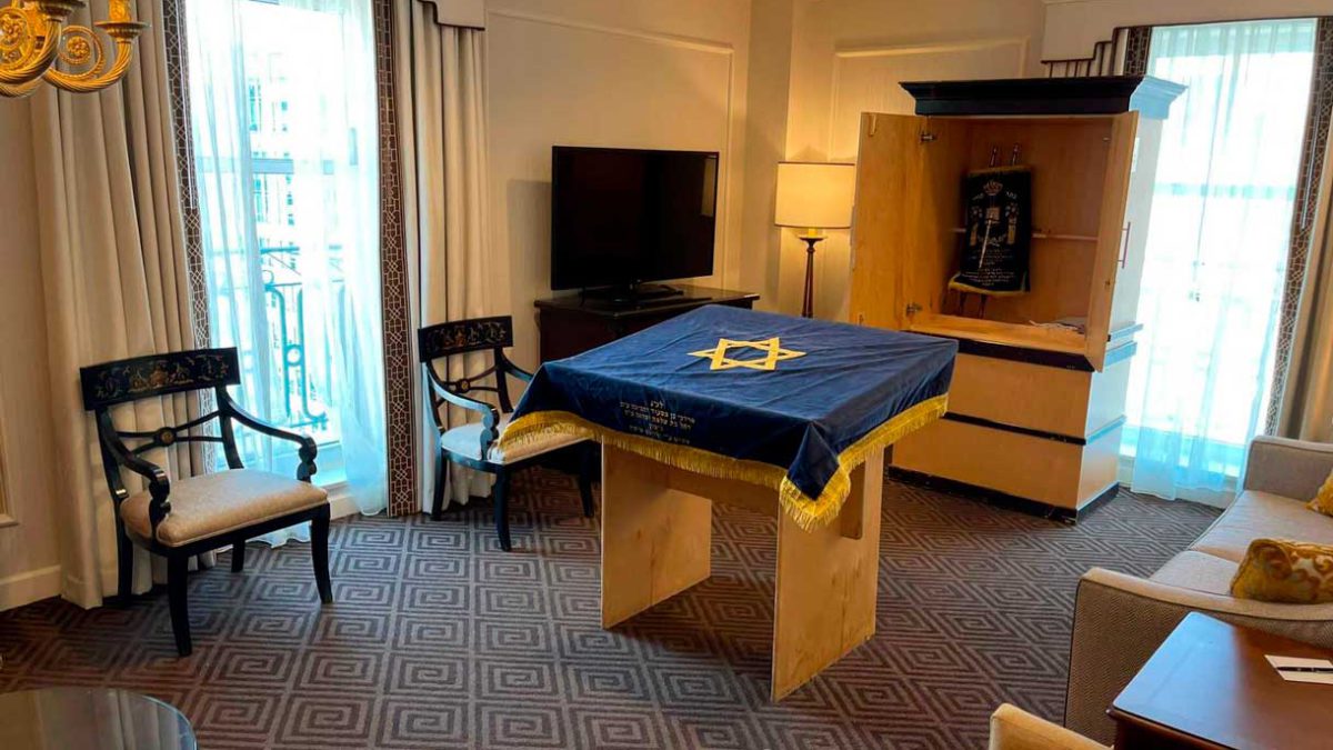 Equipo de Bennett instala una shul en un hotel de DC en medio de una inesperada estancia en Shabat