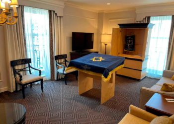 Equipo de Bennett instala una shul en un hotel de DC en medio de una inesperada estancia en Shabat