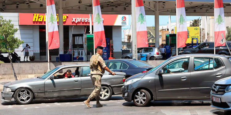 El ejército libanés toma las gasolineras en medio de la crisis financiera