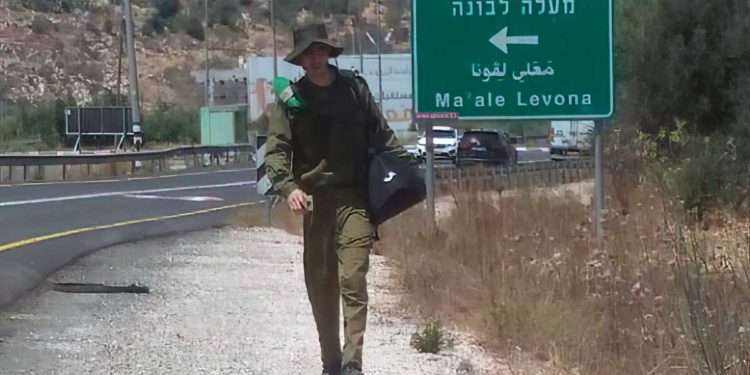 Un árabe de la Autoridad Palestina vestido con el uniforme de las FDI es detenido en la región de Binyamin