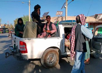 Los talibanes completan el bombardeo del noreste de Afganistán y caen otras tres capitales de provincia