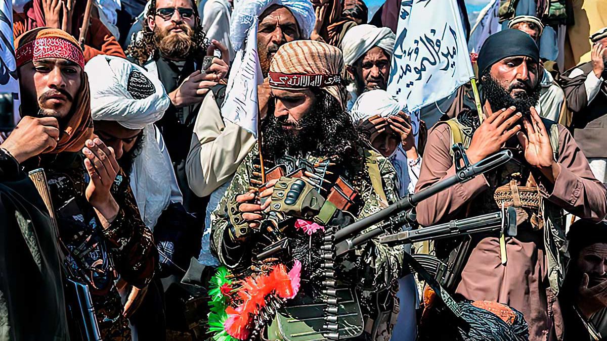 Cae una segunda ciudad afgana y los talibanes estrechan el cerco sobre el territorio