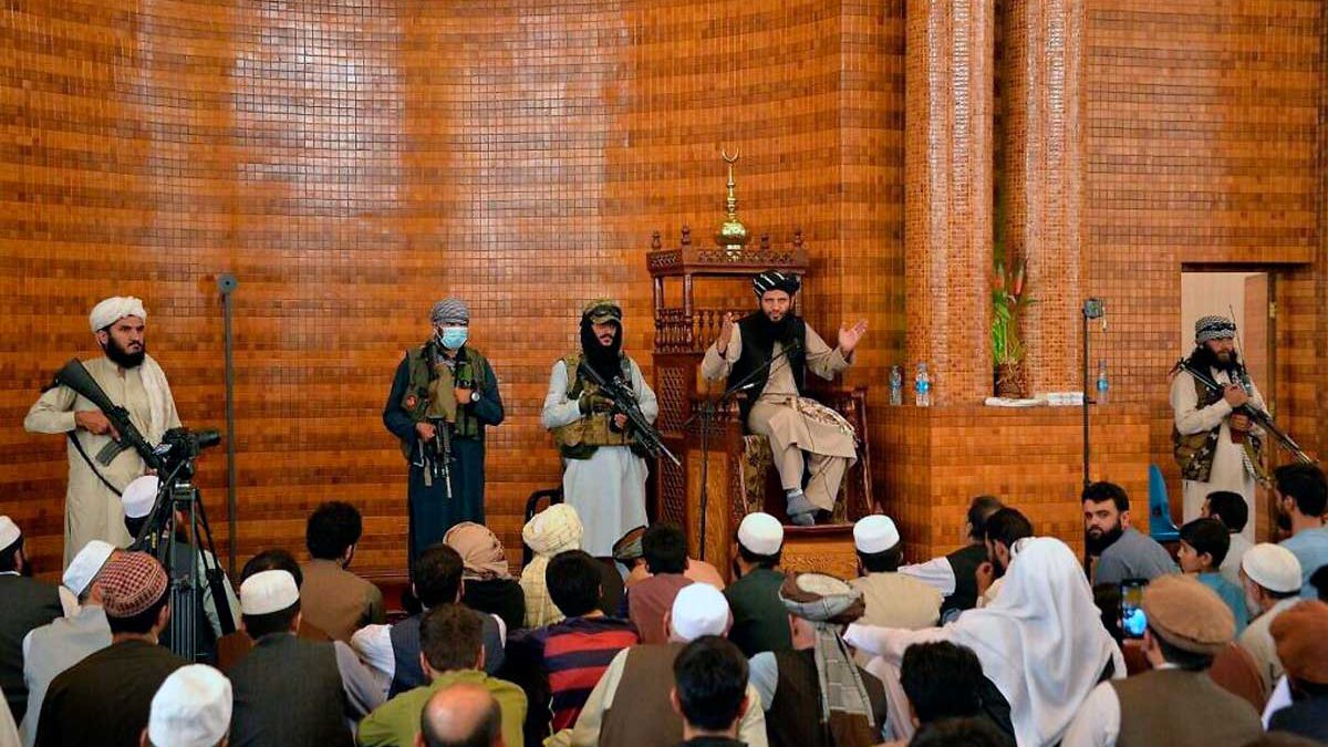 Jefes talibanes con un terrorista vinculado a Al Qaeda hablan en Kabul del nuevo gobierno