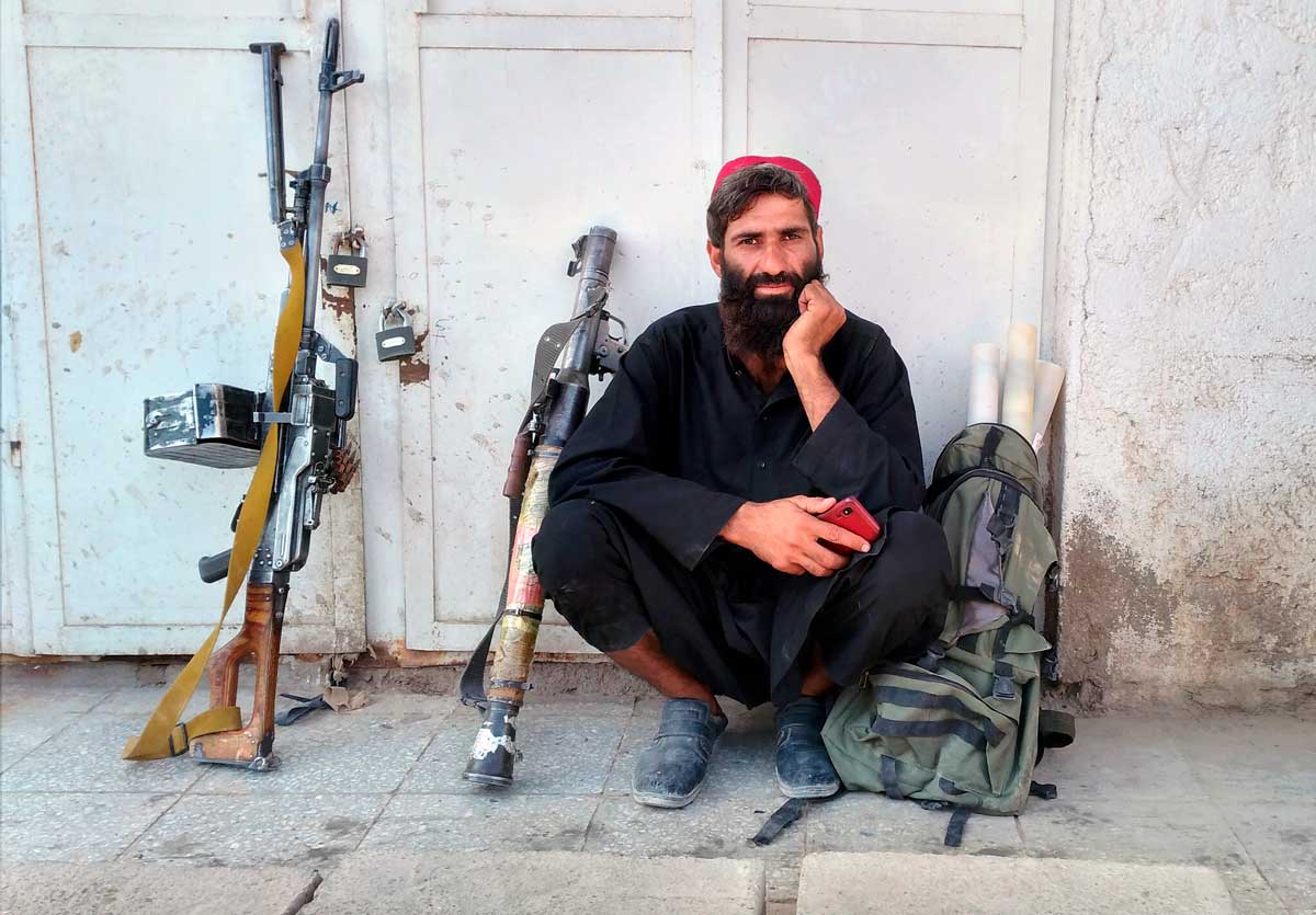 Un combatiente talibán es visto dentro de la ciudad de Farah, capital de la provincia de Farah, al suroeste de Kabul, Afganistán, el 11 de agosto de 2021. (AP Photo/Mohammad Asif Khan)