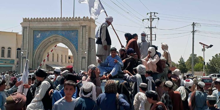 Los talibanes se acercan a las puertas de Kabul: las embajadas se preparan para evacuar