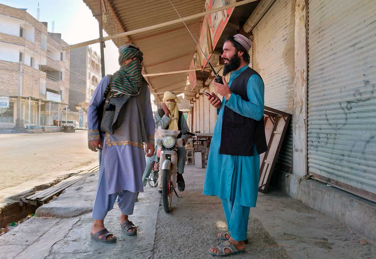 Combatientes talibanes patrullan dentro de la ciudad de Farah, capital de la provincia de Farah, al suroeste de Kabul, Afganistán, el 11 de agosto de 2021. (AP Photo/Mohammad Asif Khan)