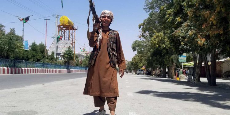 Mientras los talibanes arrasan Afganistán: Estados Unidos se apresura a evacuar la embajada