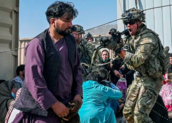 Tensión entre soldados de EE. UU. y británicos en el aeropuerto de Kabul