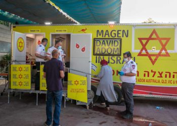 Israel coloca unidades de vacunación móviles en ciudades con bajas tasas de inoculación
