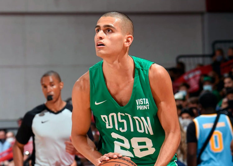 Un jugador israelí de baloncesto debuta con los Boston Celtics