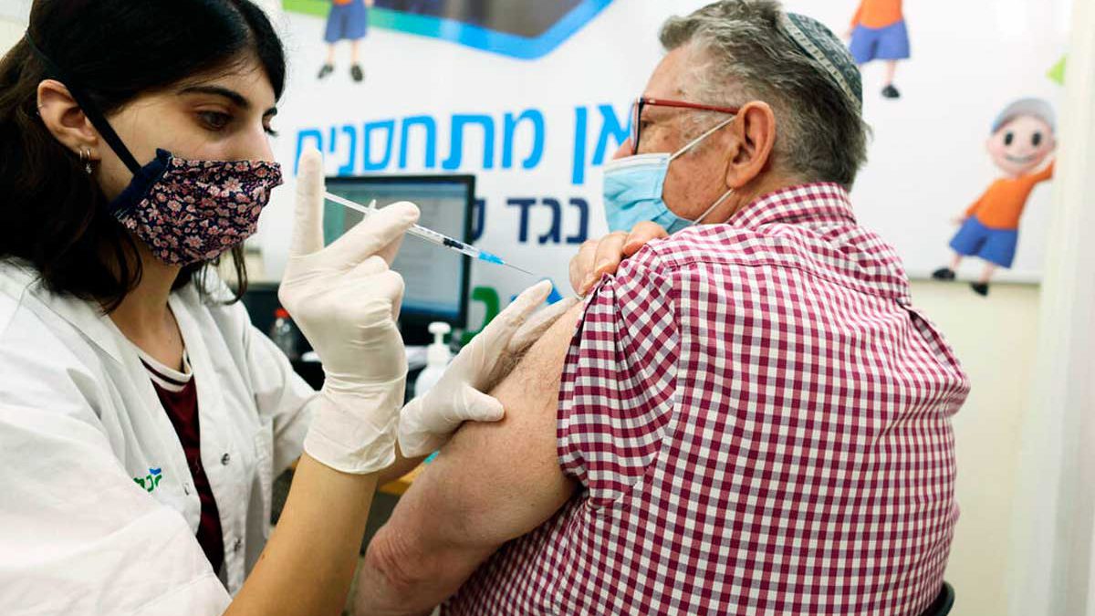 Israelíes mayores de 60 años acuden masivamente a recibir la dosis de refuerzo