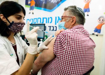 Israelíes mayores de 60 años acuden masivamente a recibir la dosis de refuerzo