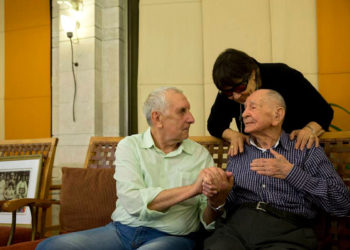 Miles de ancianos israelíes recibirán paquetes de atención para Rosh Hashaná