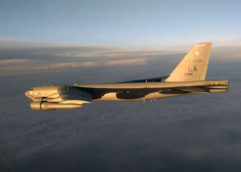 Un bombardero de la Fuerza Aérea de Estados Unidos es interceptado por los Su-35 rusos sobre el Océano Pacífico