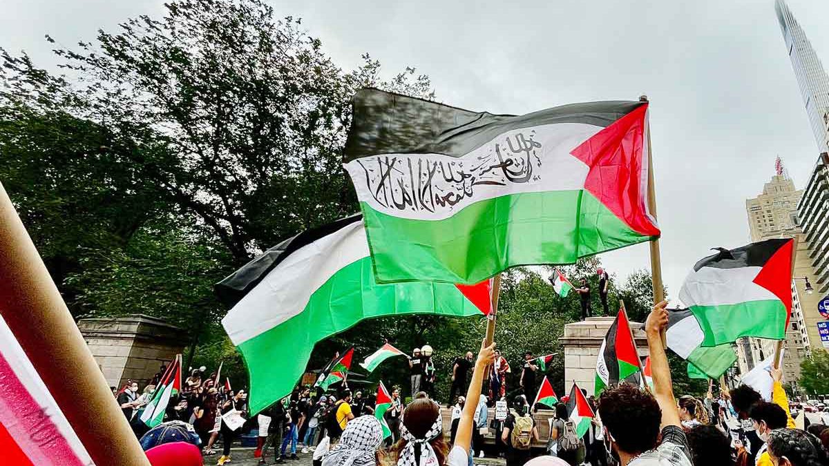 Manifestantes de Nueva York enarbolan banderas palestinas y apoyan una “intifada global”