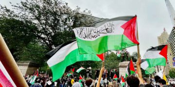 Manifestantes de Nueva York enarbolan banderas palestinas y apoyan una “intifada global”