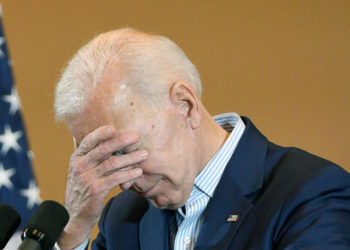 Biden ignora la crisis fronteriza que creó por su cuenta y riesgo político