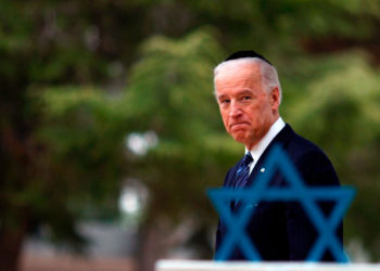 Biden promete enfrentarse al antisemitismo en una llamada con líderes judíos