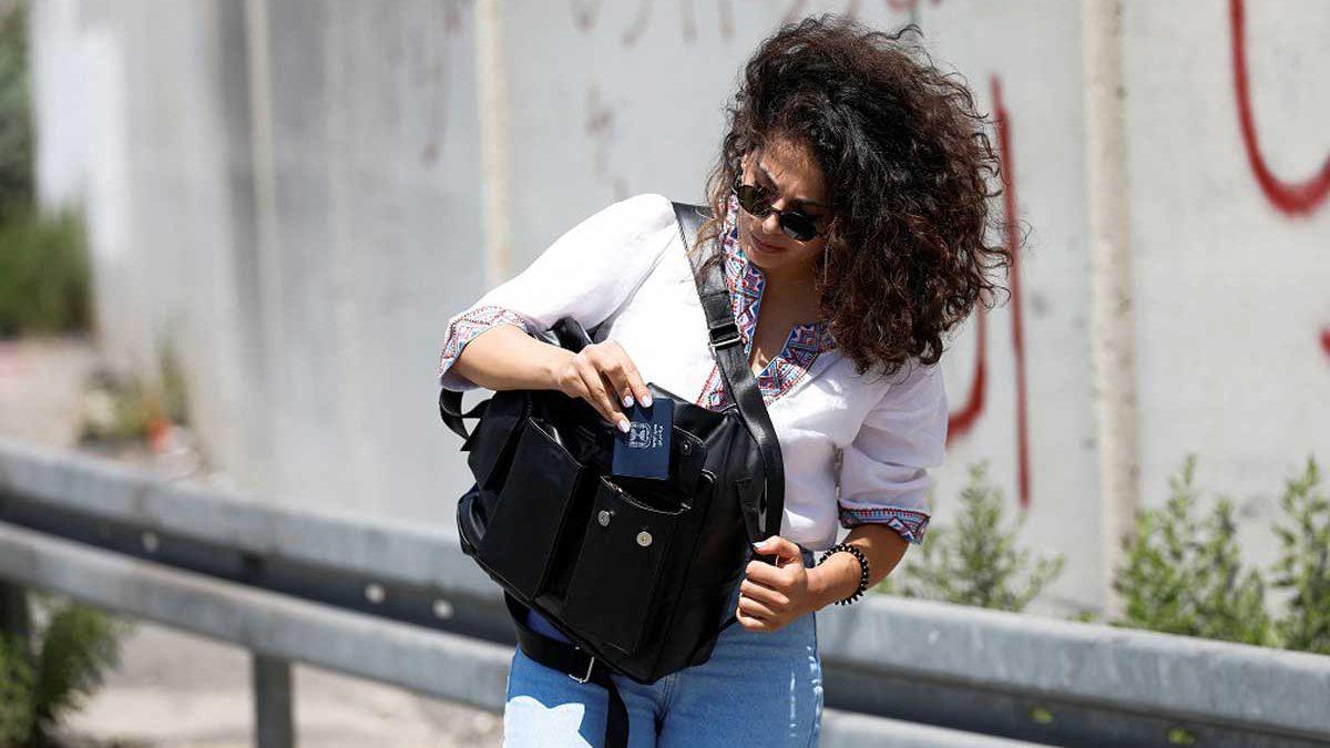 Una mujer palestina diseña una bolsa especial para usar en los puestos de control israelíes