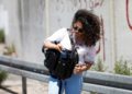 Una mujer palestina diseña una bolsa especial para usar en los puestos de control israelíes