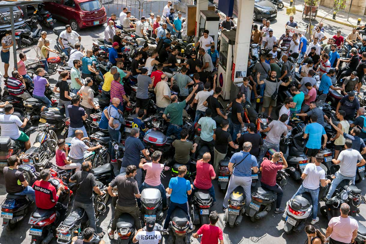 Conductores de motocicletas esperan para obtener combustible en una gasolinera en Beirut, Líbano, el 31 de agosto de 2021. (Hassan Ammar/AP)