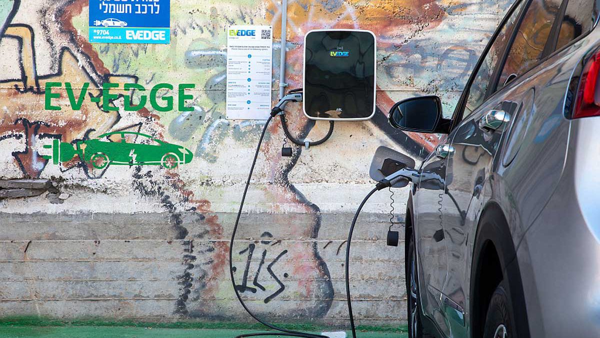 Israel invierte $7.5 millones en una red de recarga de vehículos eléctricos