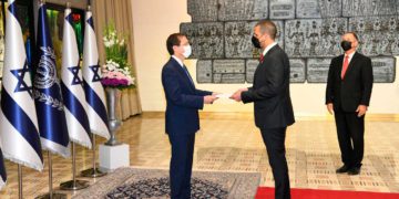 El primer embajador de Bahréin en Israel presenta sus credenciales al presidente Herzog