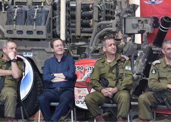El presidente israelí Isaac Herzog recorre la frontera con Gaza