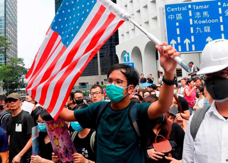 China elabora una lista de 100 casos de “interferencia” estadounidense en Hong Kong