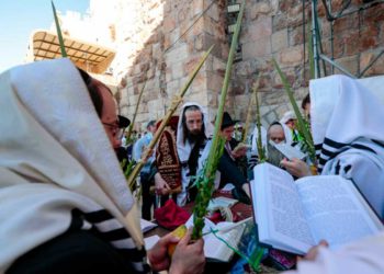 Miles de israelíes se reúnen en el Muro Occidental para la tradicional bendición de Sucot