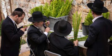 Los israelíes celebran Sucot con menos restricciones este año