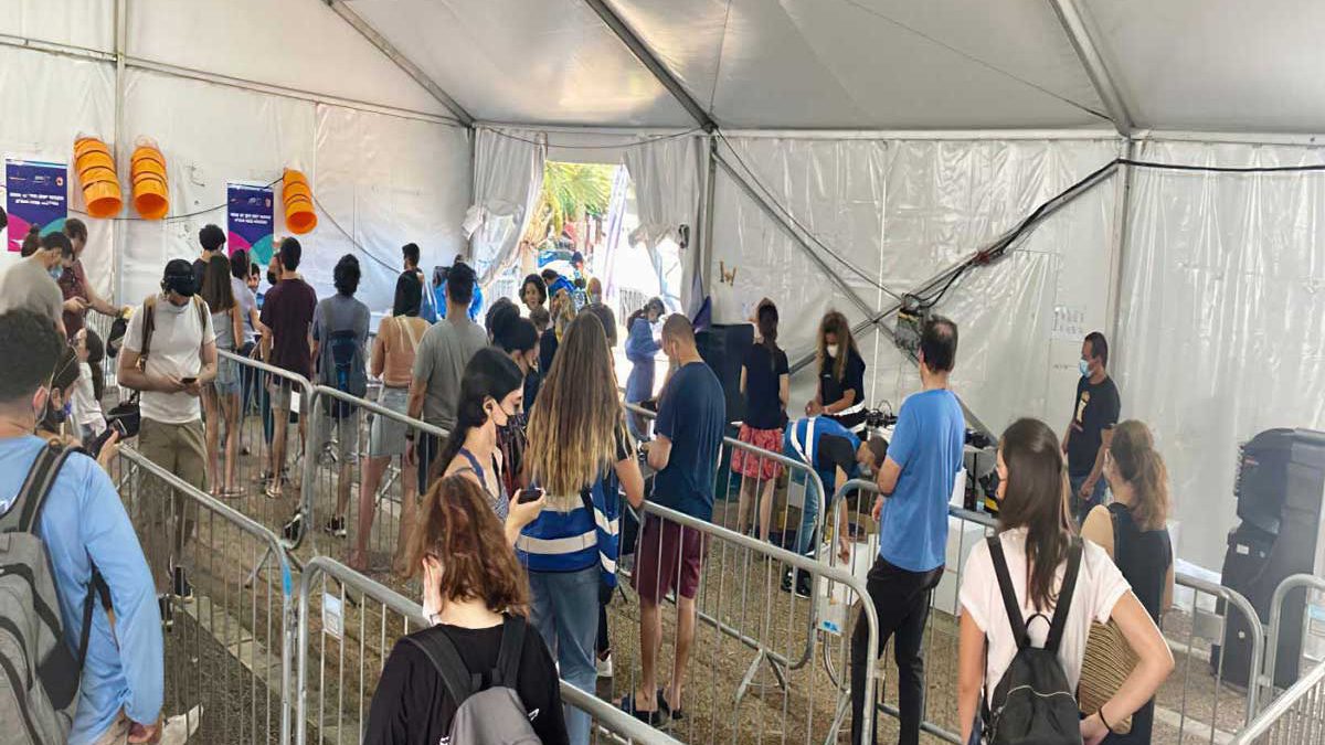 Los israelíes acuden en masa a los centros de pruebas COVID antes de Rosh Hashaná