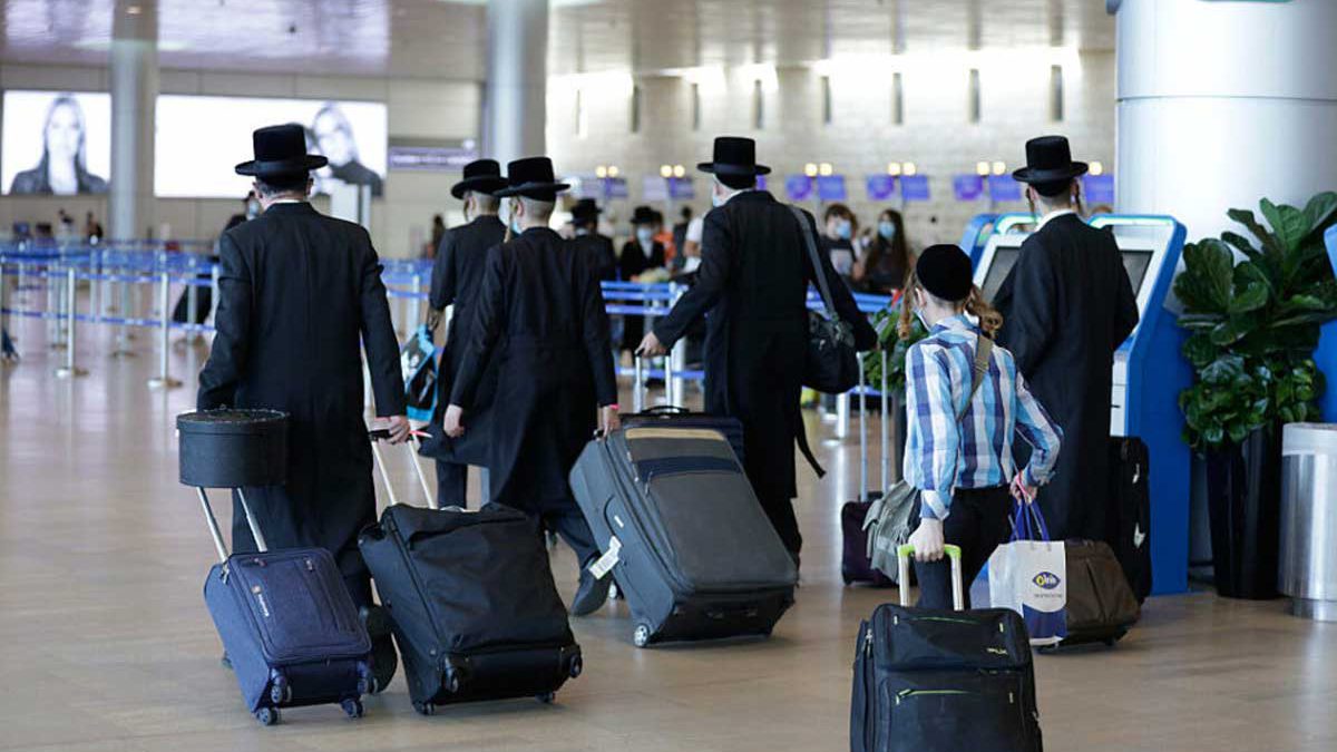 Decenas de israelíes que regresan de Umán falsifican pruebas negativas de COVID
