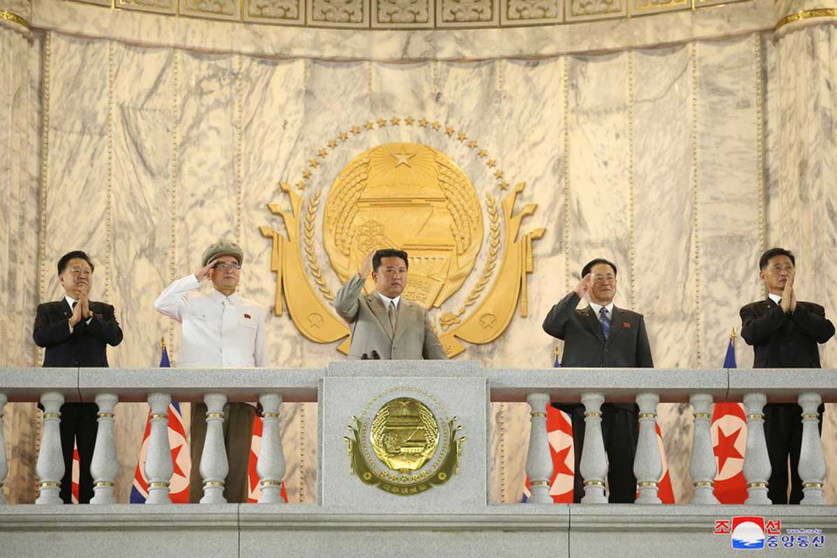 Corea del Norte realiza desfile militar nocturno sin misiles por el aniversario de su fundación