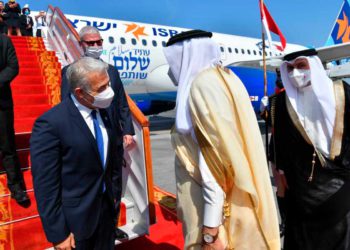 Ministro de Relaciones Exteriores de Israel aterriza a Bahréin en un viaje histórico